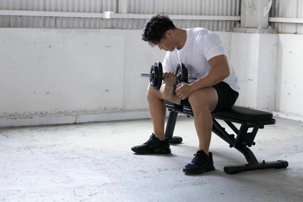 ダンベルでできる！腕に効果的なトレーニングメニュー【上腕三頭筋編】