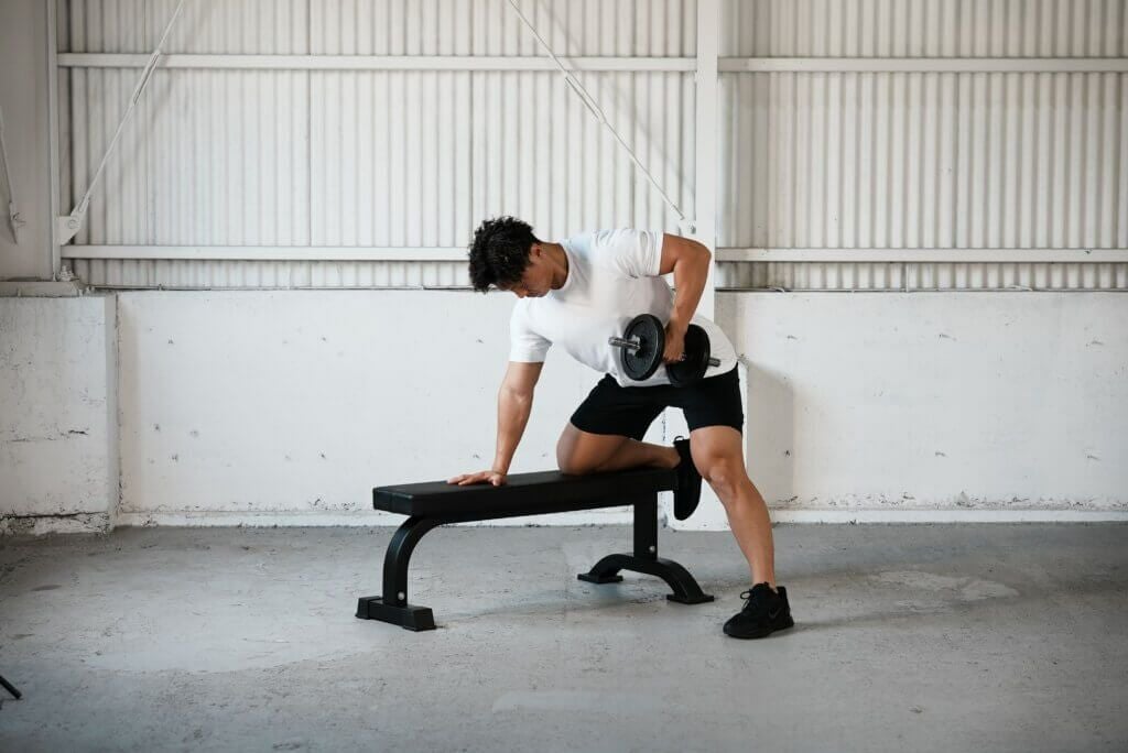 ダンベル初心者必見！1種目で複数の筋肉を刺激する効率的なトレーニング