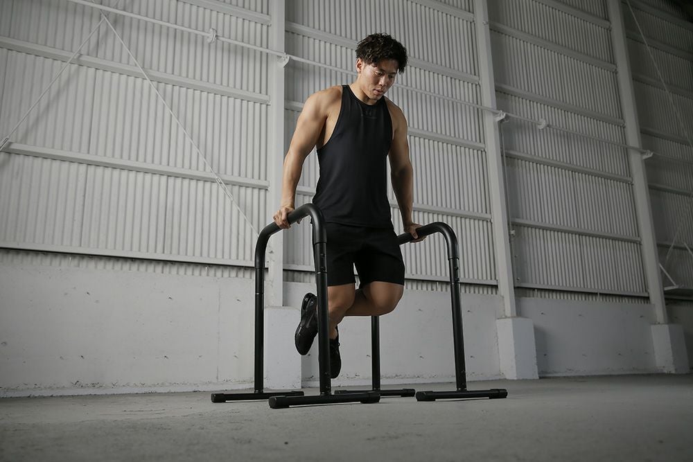 ディップススタンドを使用したトレーニング種目の紹介【ディップス