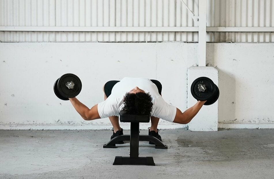 ベンチを使用したトレーニング種目の紹介【フラットベンチ編】